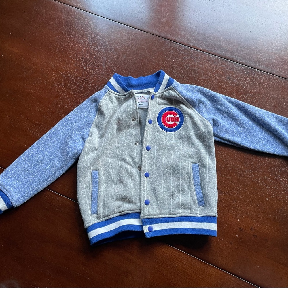 Official Cubs jacket/sweatshirt 4T barely worn 🤩